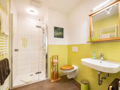 Geräumiges helles Badezimmer