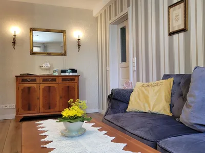 Sofa und Sofatisch im stilvollen Wohnbereich