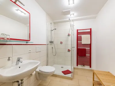 Geräumiges Badezimmer mit Dusche