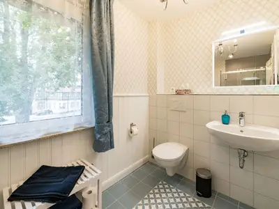 Charmantes Bad mit Dusche und WC