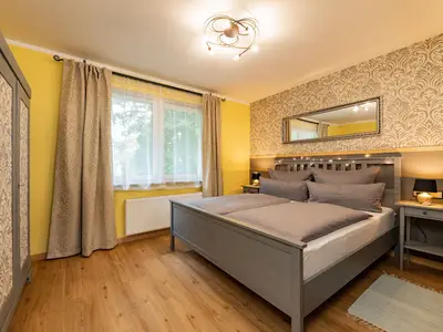 Bequemes großes Bett im Schlafbereich