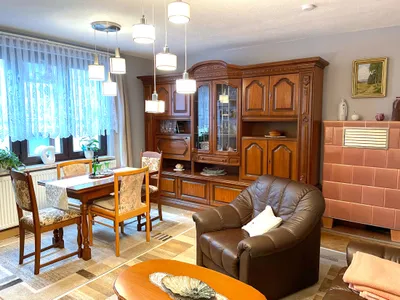 Wohnzimmer mit traditionellen Möbeln