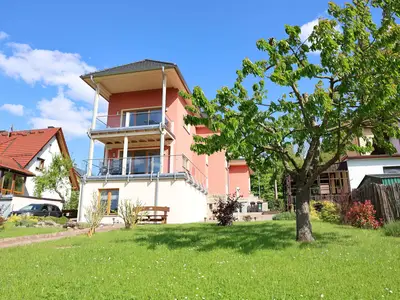 Blick auf das Haus aus dem mit Leidenschaft gepflegten Garten