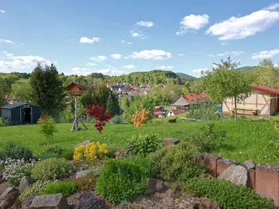 Blick über den Garten und die herrlich grüne Umgebung