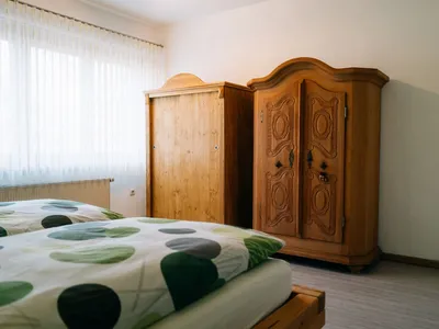 Großes Schlafzimmer mit Bauernschrank