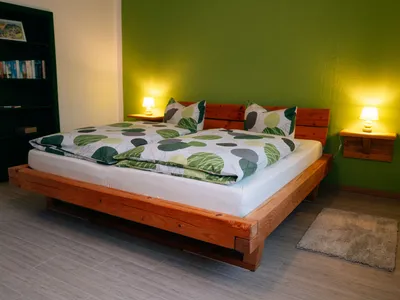 Großes Doppelbett mit offenem Fußende