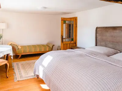 Wohn- & Schlafzimmer, hell und geräumig