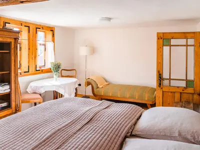 Wohn- & Schlafzimmer, mit Sofa