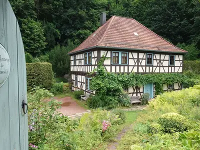Blick auf das im Grünen gelegene Haus mit seinen Ferienwohnungen