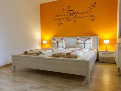 Schlafzimmer mit gemütlichen Farben und großem Bett
