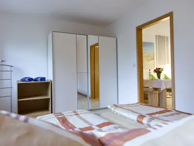 Viel Stauraum im großen Schrank