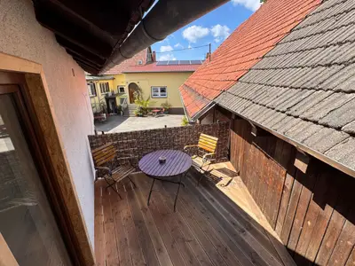 Neue Terrasse mit Blick auf Gasthaus und die grüne Umgebung