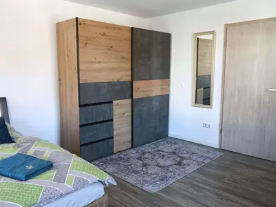 Schlafzimmer mit Schrank und Spiegel