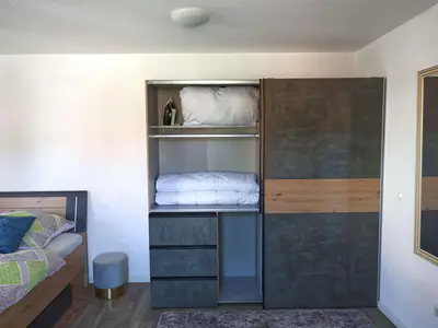 Schrank mit zusätzlichen Betten und Kissen
