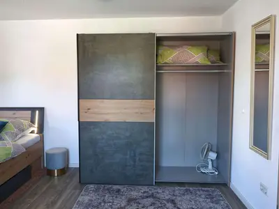 Schlafzimmerschrank mit kleineren Kissen