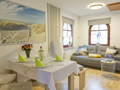 Großer Wohnbereich mit Esstisch