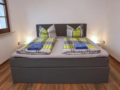 Schlafzimmer mit ausreichend Platz