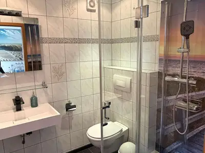 Badezimmer mit Waschtisch und moderner Dusche