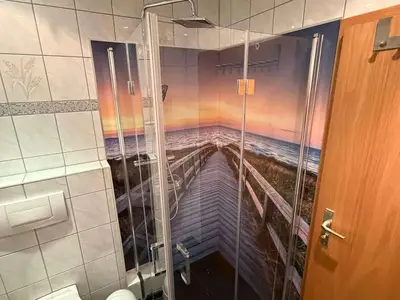 Dusche mit Fotorückwand