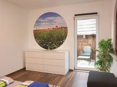 Schlafzimmer mit Blick in Richtung Balkon