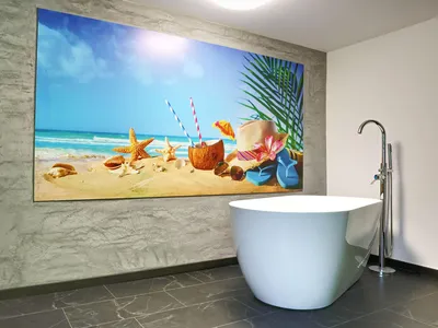 Freistehende Badewanne mit Urlaubsmotiv