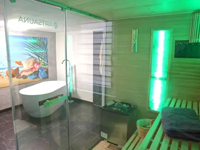Blick aus der Sauna in das luxuriöse Badezimmer