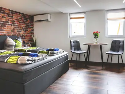 Blick auf Bett und Sitzecke