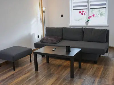 Wohnbereich mit ausklappbarer Couch