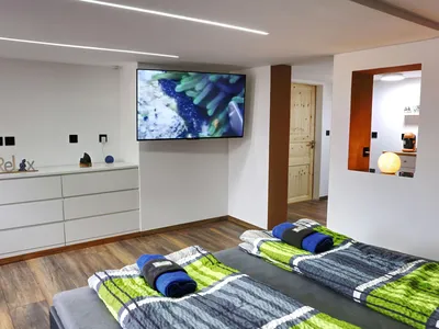 Blick übers Bett in Richtung TV