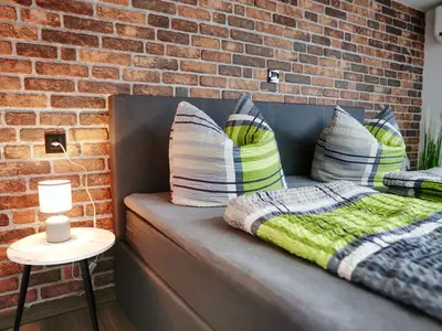 Bett und Ablage (links)