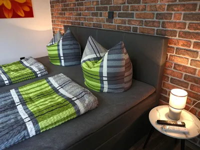 Bett und Ablage mit Nachttischlampe (rechts)