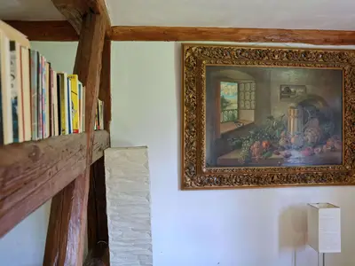 Büchersammlung und Blick auf Kunstwerk