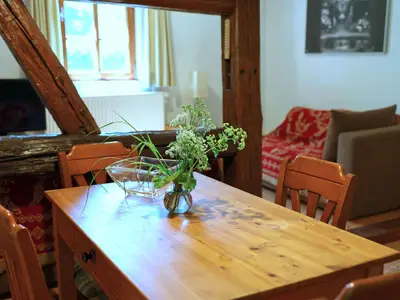 Wohn- und Essbereich der Ferienwohnung werden durch Fachwerk getrennt