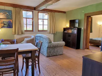 Blick auf Wohn- und Esszimmer und den Ofen