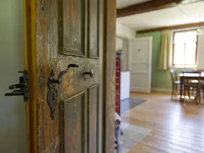 Blick vom Schlafzimmer ins Wohnzimmer