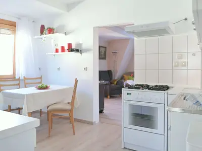 Helle Küche mit Essbereich