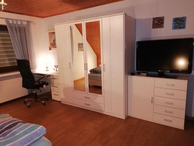 Großes Doppelzimmer Schrank und TV