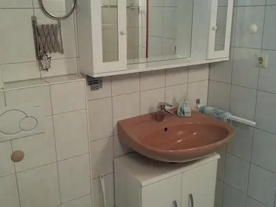 Waschbecken und WC / 4-Bettwohnung mit Terrasse