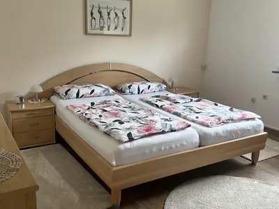Schlafzimmer mit Doppelbett