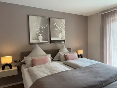 Schlafzimmer mit Betten in Überlänge FeWo