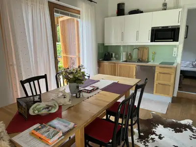 Großzügiger Essbereich mit Küche