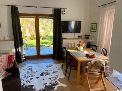 Esstisch mit Terrassenblick