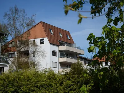 Haus u. Blick auf Wohnung (links, mittlere Höhe)