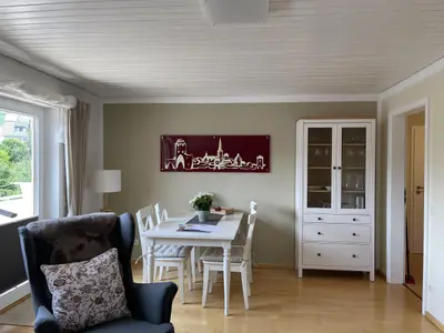 Blick auf den Esstisch aus dem Wohn-/Esszimmer