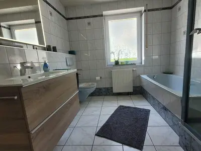 Bad mit Regendusche und Badewanne