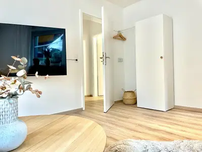 Stauraum für Kleidung der Gäste, die auf dem Schlafsofa übernachten.