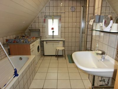Badezimmer mit Waschmaschine- Wickeltisch- Badewanne -Dusche-WC