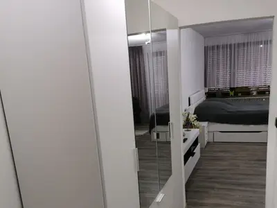 Schlafzimmer mit Schrank
