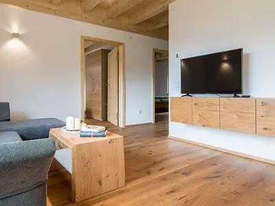 Wohnbereich mit Couch und Fernseher