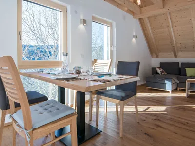 Essbereich mit Blick auf den Wohnbereich